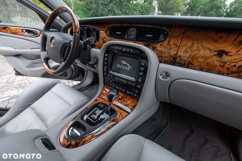 Jaguar XJR 4.2 - 12
