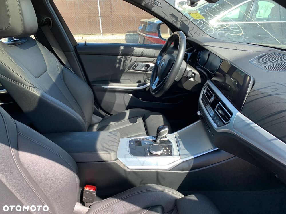 BMW Seria 3 330i xDrive - 16