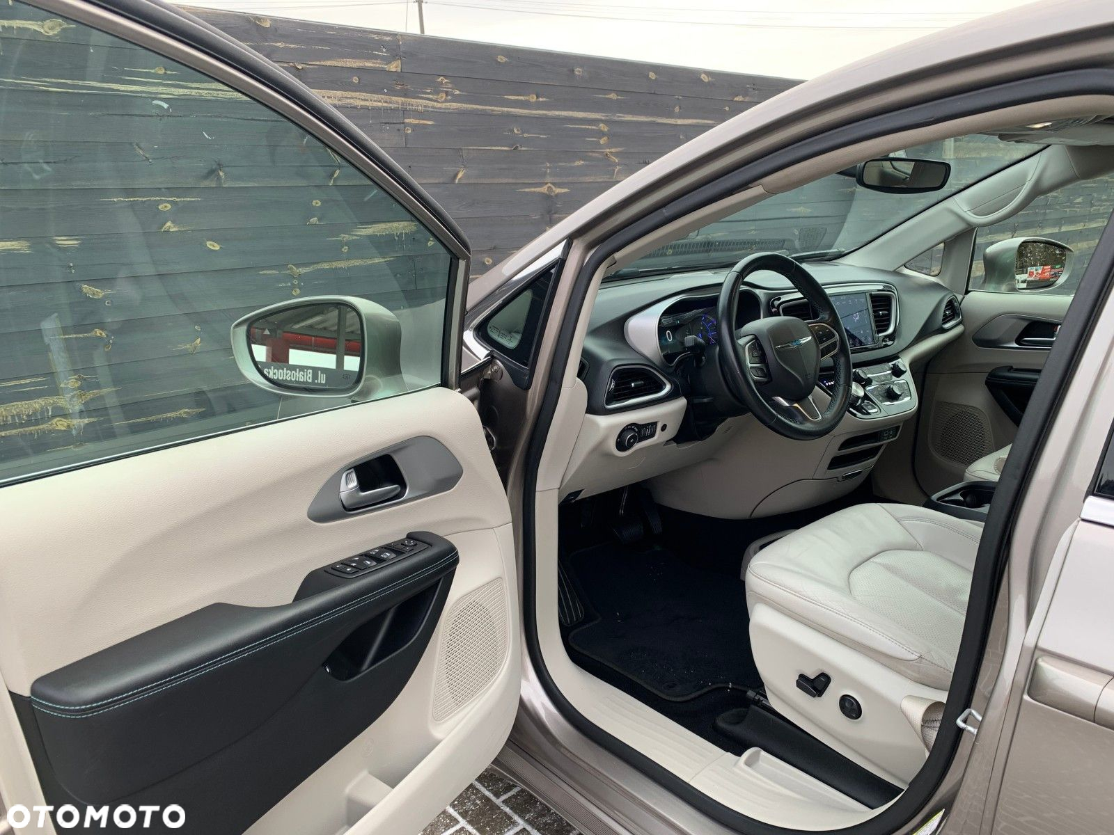 Chrysler Pacifica - 21
