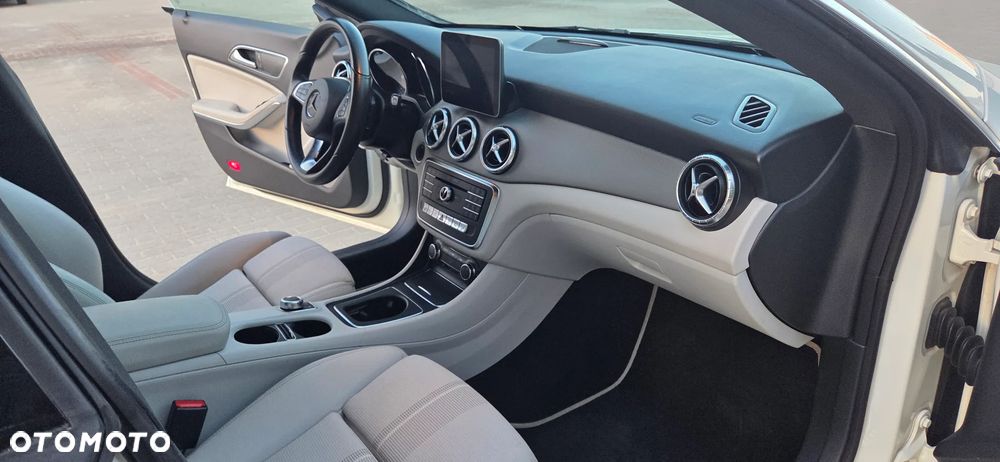 Mercedes-Benz CLA 200 7G-DCT Urban - 9