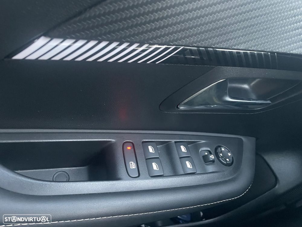 Peugeot 208 1.2 Hybrid Allure e-DCS6 - 12