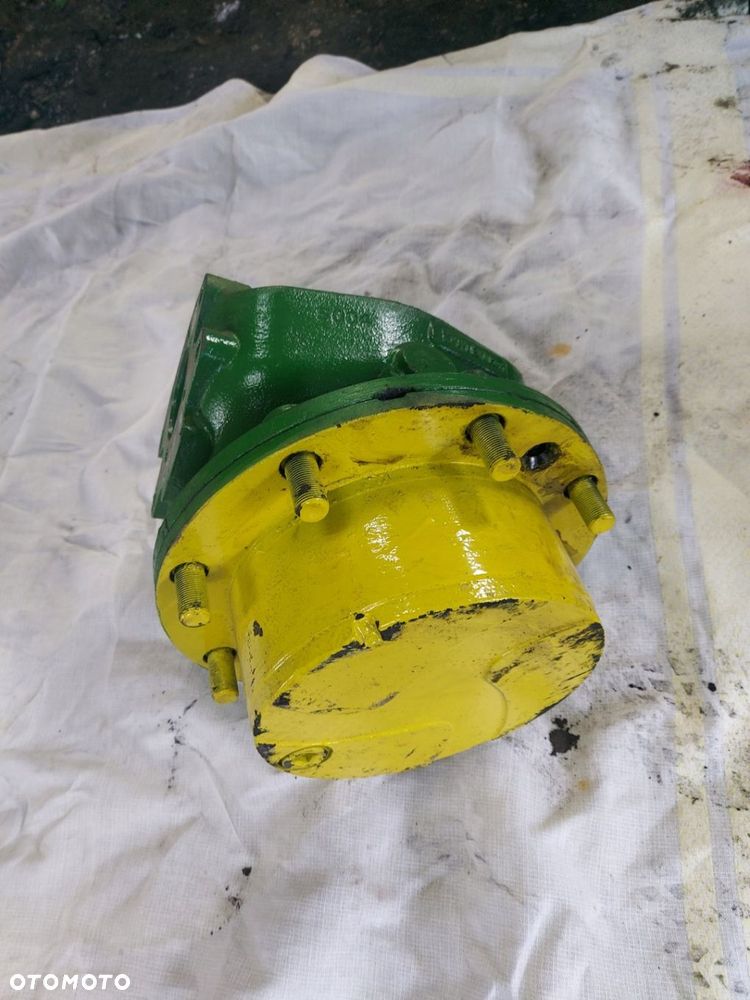 ZWOLNICA ZWROTNICA PRAWA PRZÓD PRZEDNIA JOHN DEERE 6110R