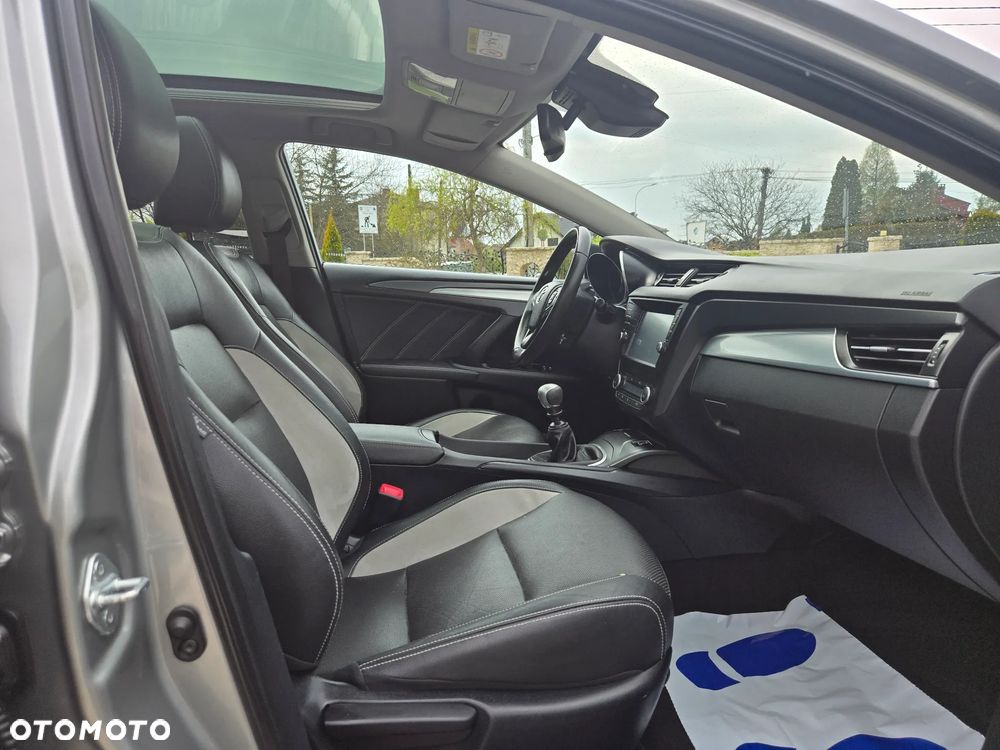 Toyota Avensis 2.0 D-4D Premium - 18