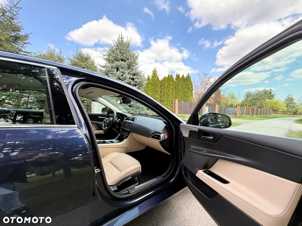 Jaguar XE 20d Prestige - 25