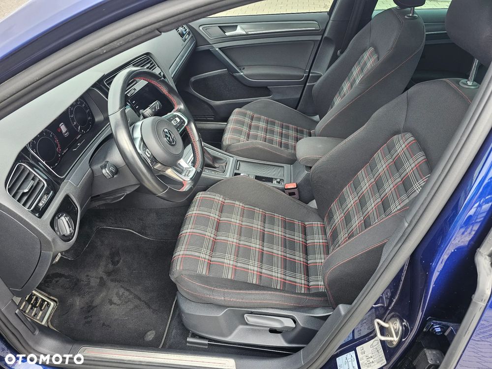 Volkswagen Golf - 8