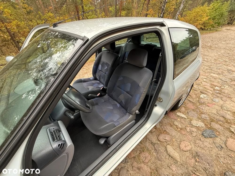 Renault Clio 1.2 16V Authentique - 11