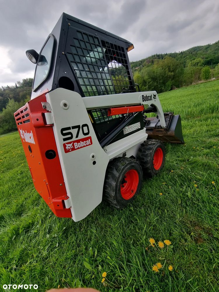 Bobcat S70 Mini-ładowarka 4x4 wózek terenowy. Łyżka! Wyjścia Hydrauliczne pod urządzenia z przodu! 2018 rok prod. 564 MTG. aktualne serwisy DEKRA. Dokumentacja. silnik Kubota 3cyl. Maszyna Jak Nowa z Salonu! Pochodzi z Norweskiego Gospodarstwa! Zero luzów i wycieków. Bardzo mocna i wydajna maszyna o małych gabarytach! Wąska miesci się do najbardziej trudno dostępnych miejsc! Idealna do stajni. OKAZJA TANIO. Szybki i zwinny sprzęt potężna moc - 17