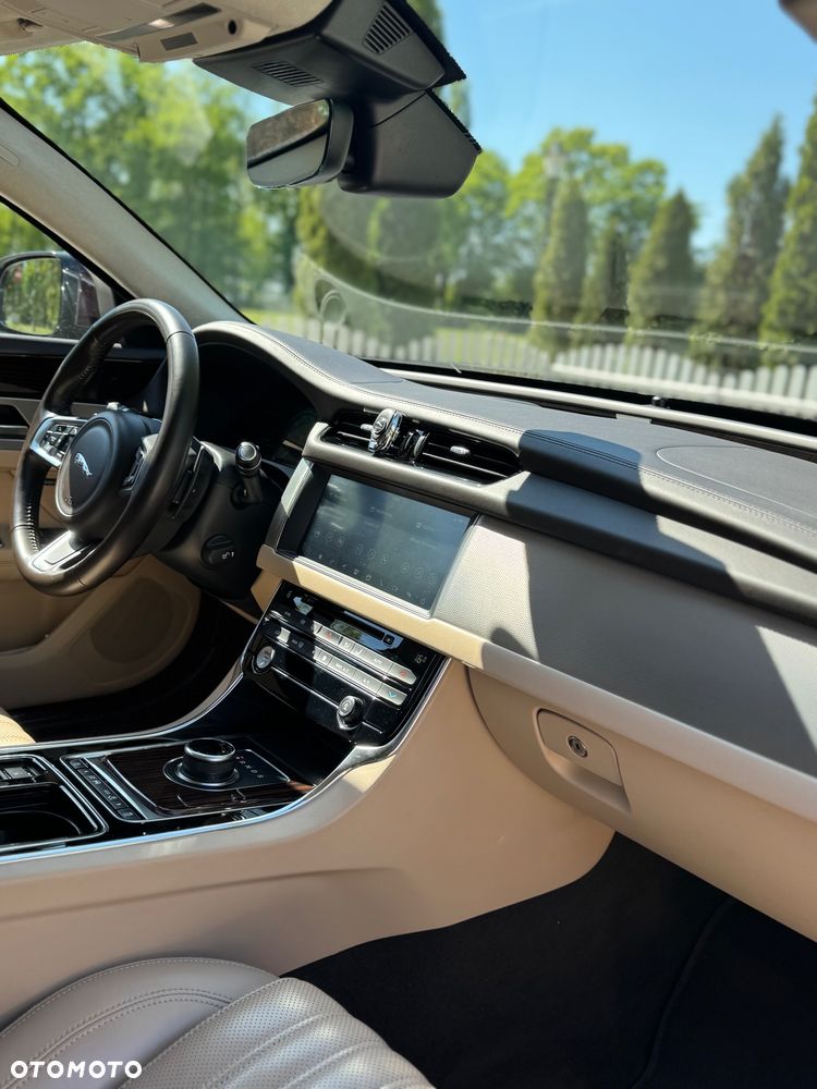 Jaguar XF 2.0 T AWD Portfolio - 6