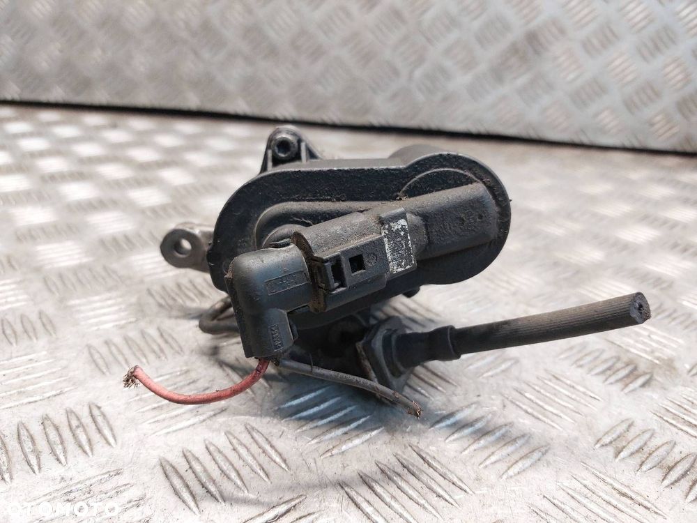 ZACISK HAMULCOWY LEWY TYŁ VOLKSWAGEN PASSAT B6 - 4