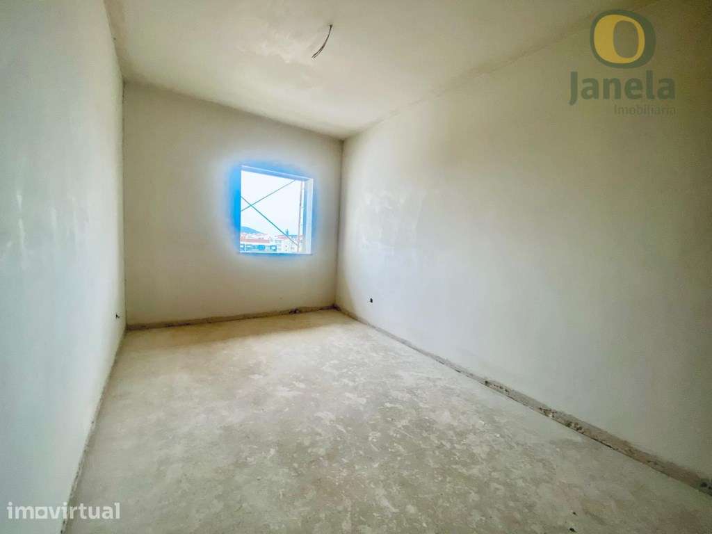 NOVO e confortável T3, com 2 lugares de garagem, arrecadação e boas... - Grande imagem: 2/4