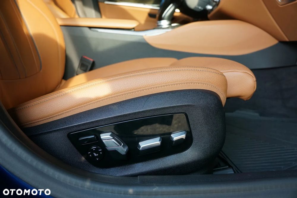 BMW Seria 5 M550i xDrive sport - 23