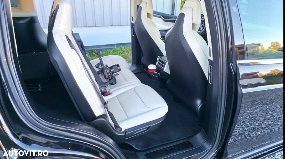 Tesla Model X - 10