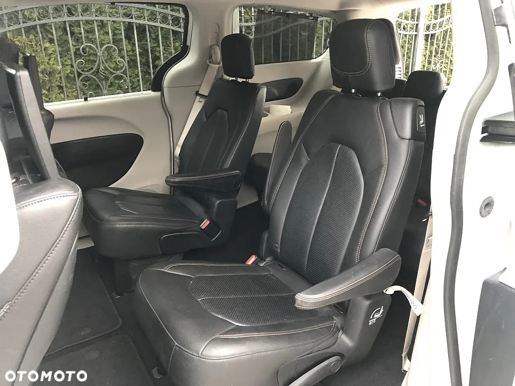 Chrysler Pacifica - 11