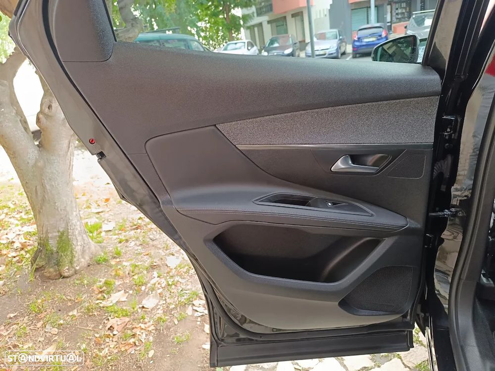 Peugeot 3008 1.2 PureTech Allure EAT8 - 18