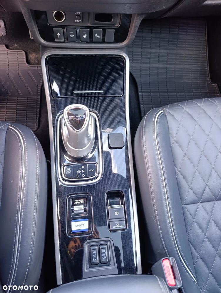 Mitsubishi Outlander 2.4 4WD Diamant+ - 26