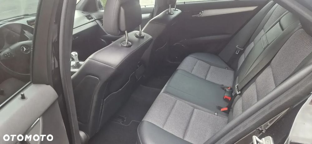 Mercedes-Benz Klasa C 180 CGI BlueEFFICIENCY Avantgarde - 14