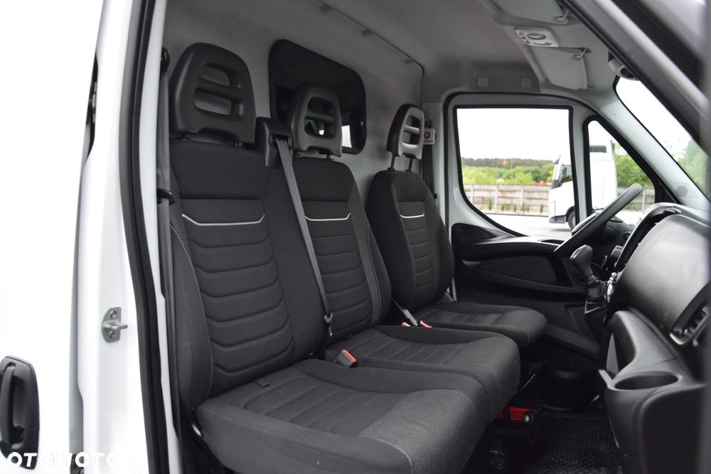 Iveco DAILY MAXI 35S16 / 2.3 - 160 KM / AUTOMAT HI-MATIC / NOWY MODEL / 3 OSOBY / DOSTAWCZE / BLASZAK / KLIMA / CZUJNIKI COFANIA / NISKI PRZEBIEG / 2022 / SERWISOWANY / Z NIEMIEC - 38