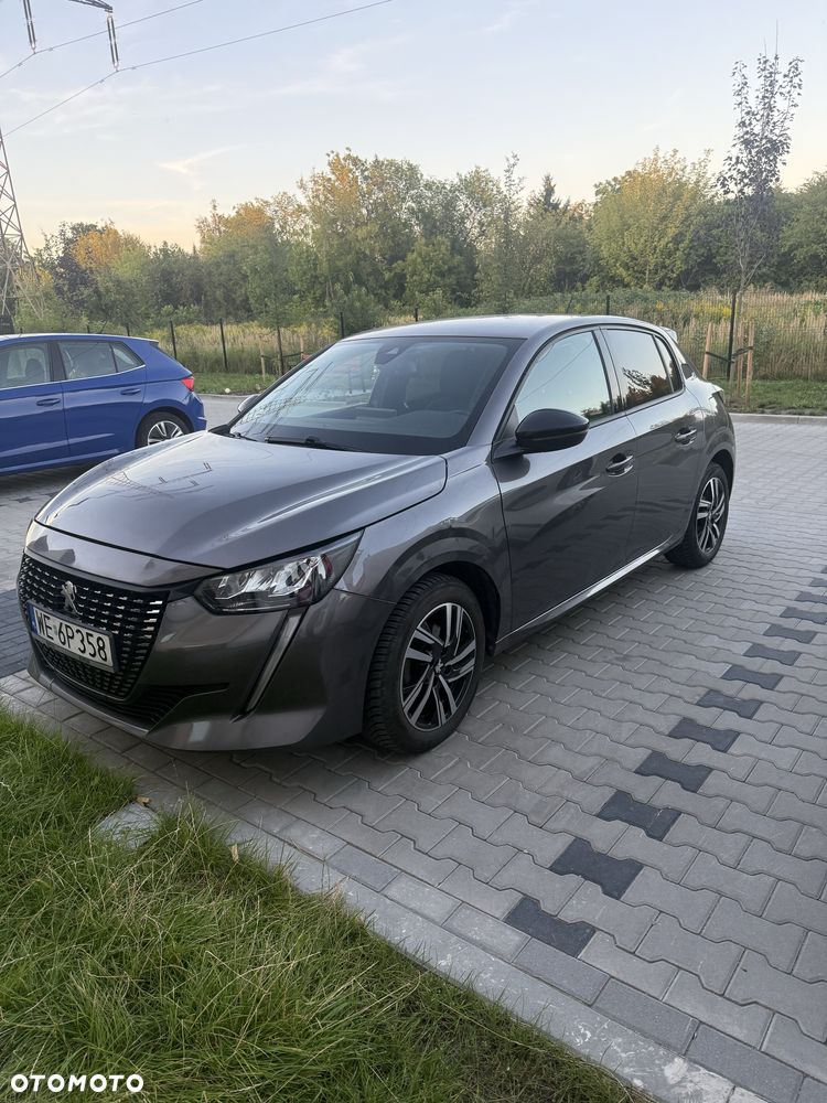 Peugeot 208 - 8