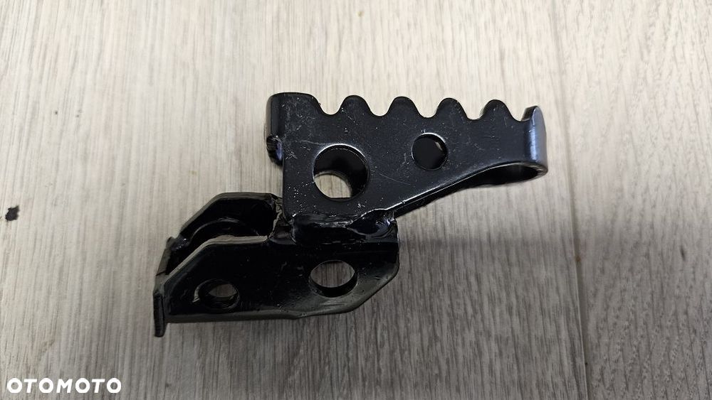 Oryginalny podnóżek kierowcy prawy Suzuki TS50 / DR125 / RM80  43550-13600-019 - 2