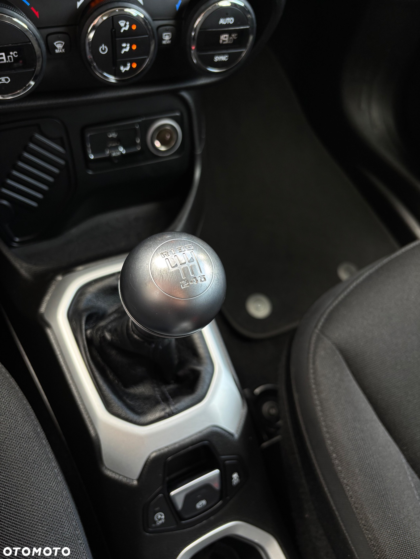 Jeep Renegade 1.4 MultiAir Limited FWD S&S - 24