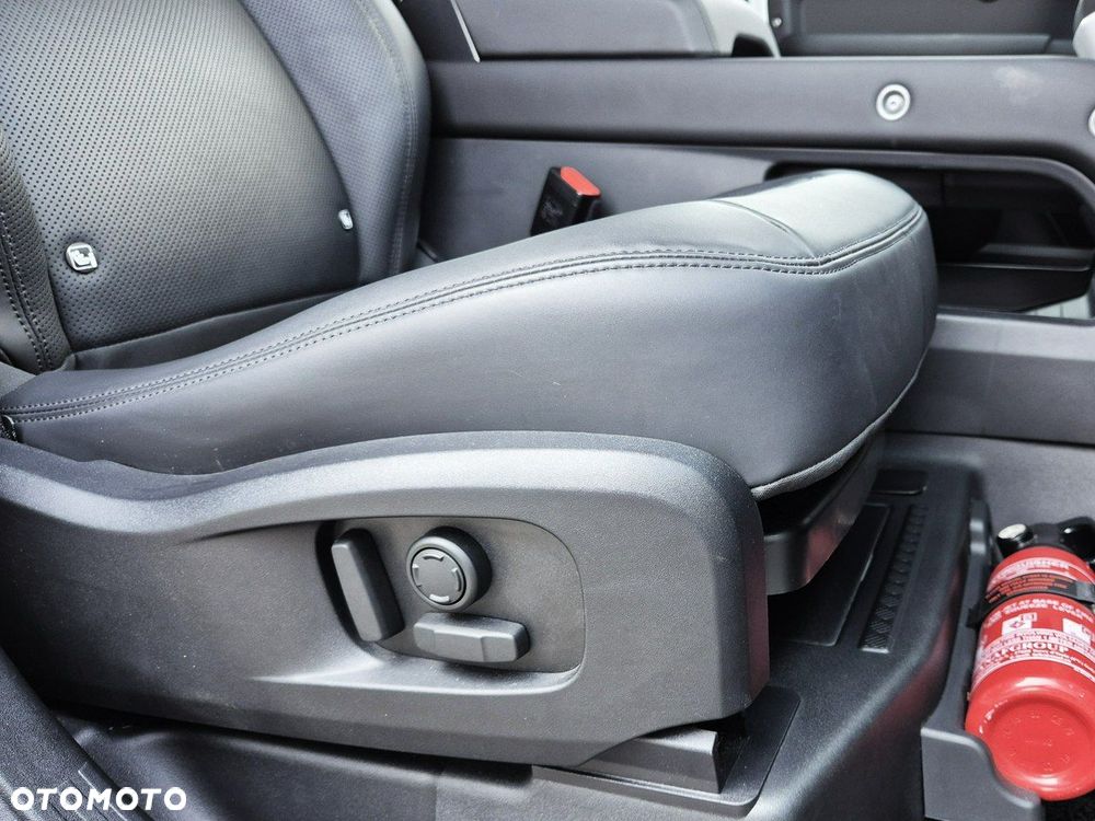 Land Rover Defender - 33