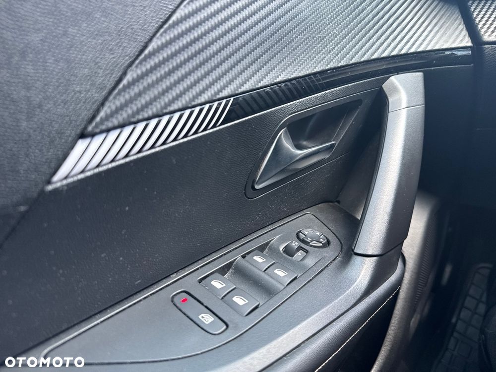 Peugeot 2008 PureTech 100 Allure S&S BVM6 - 26