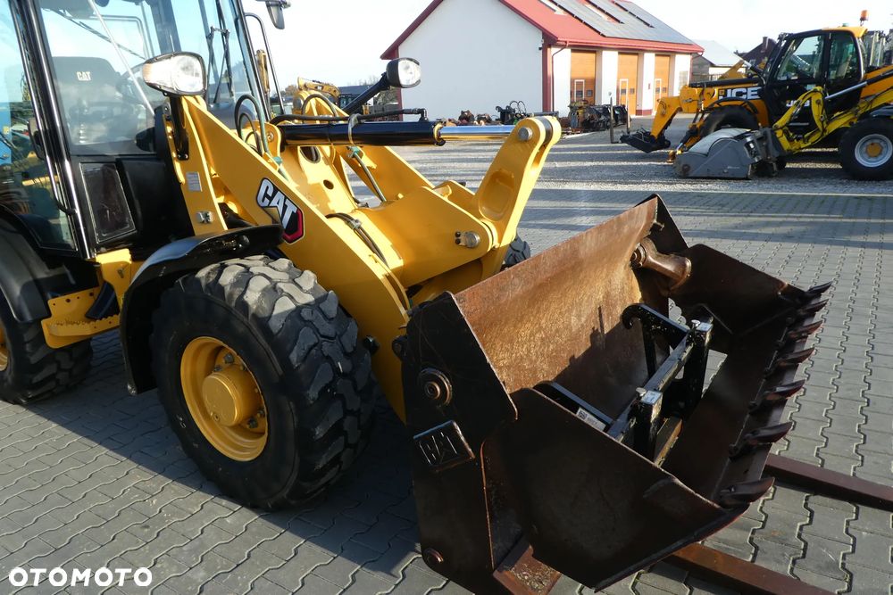 Caterpillar 906M Z KROKODYLEM I WIDŁAMI - 10