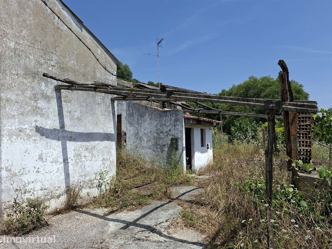 Propriedade Única com 2 Casas para Recuperação e Terreno de 2,6 Hectar - Grande imagem: 2/37