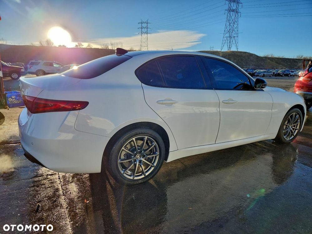Alfa Romeo Giulia 2.0 Turbo 16V AT8-Q4 Ti - 4