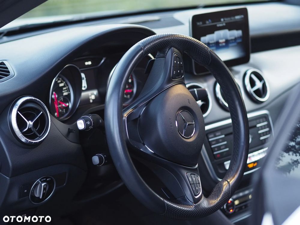 Mercedes-Benz CLA 250 7G-DCT UrbanStyle Edition - 11