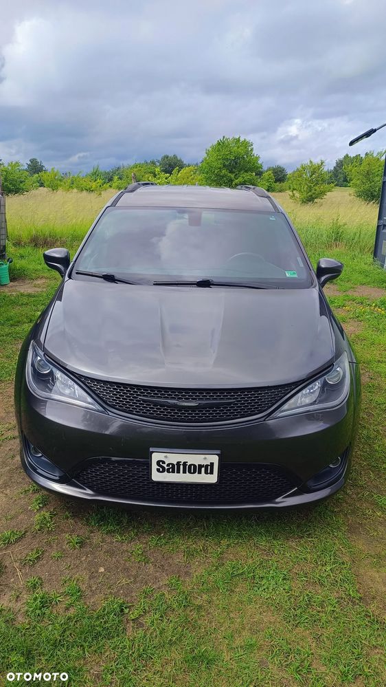 Chrysler Pacifica - 2