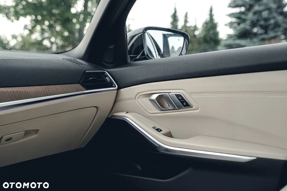 BMW Seria 3 330i xDrive Sport Line - 33