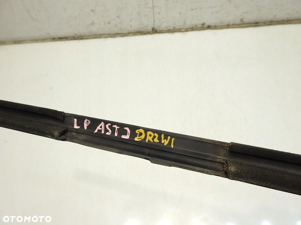 LISTWA ZGARNIAJĄCA DRZWI LEWY PRZÓD OPEL ASTRA J HB 13258852LH - 2