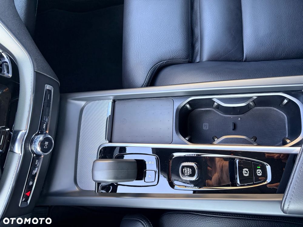 Volvo XC 60 B5 B AWD Ultra Dark - 25