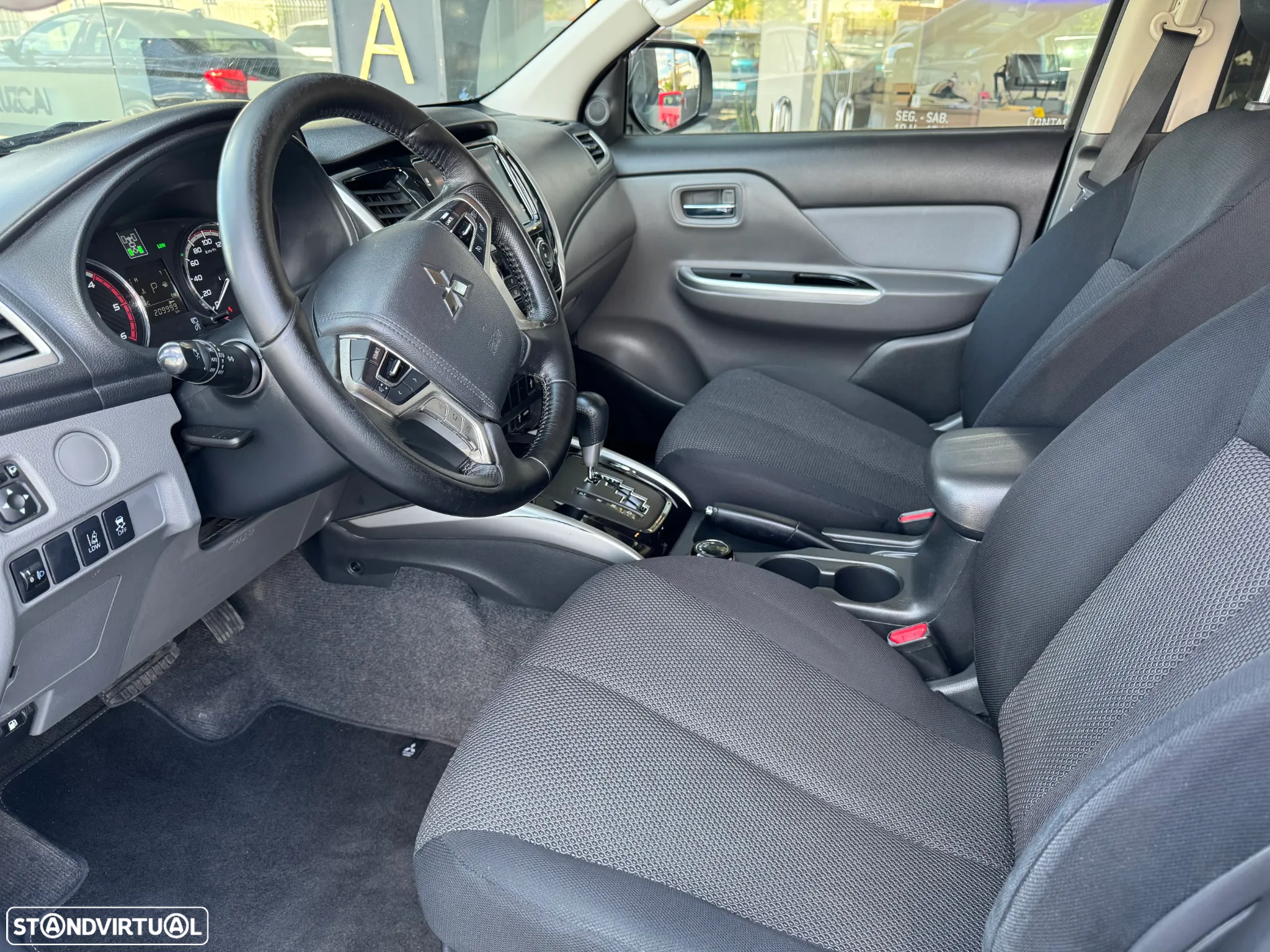 Mitsubishi L200 2.4 DI-D CD Instyle Strakar AT 4WD - 11