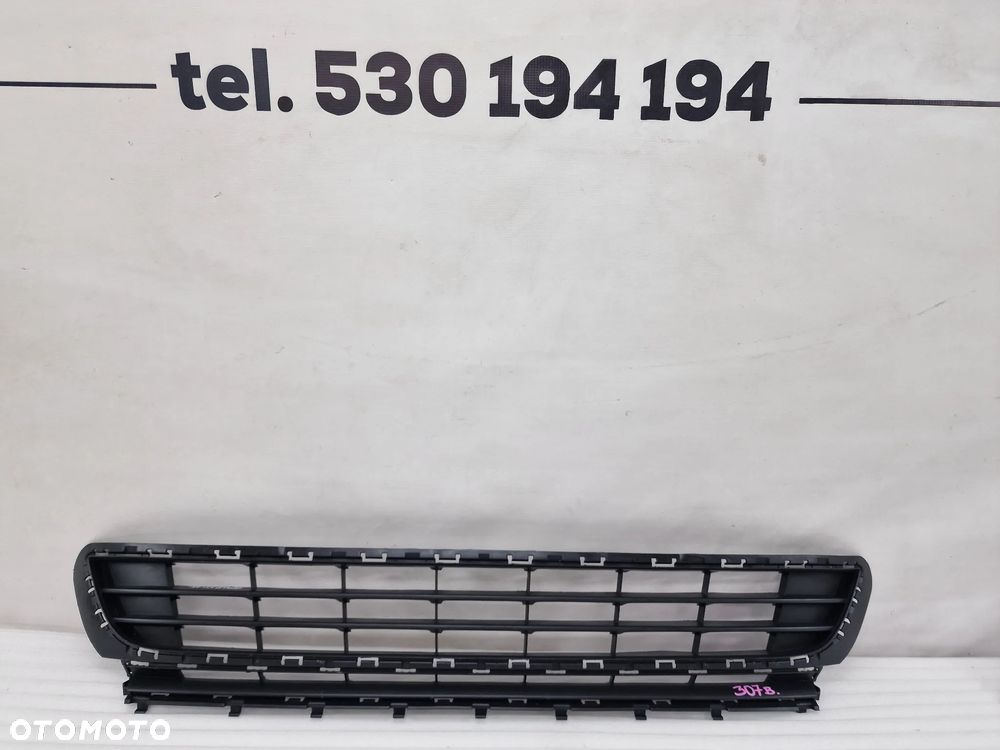 VW GOLF VII 5G0 12- KRATKA ŚRODKOWA ZDERZAKA PRZEDNIEGO , NR 5G0853677 , NR AUKCJI K307 - 1