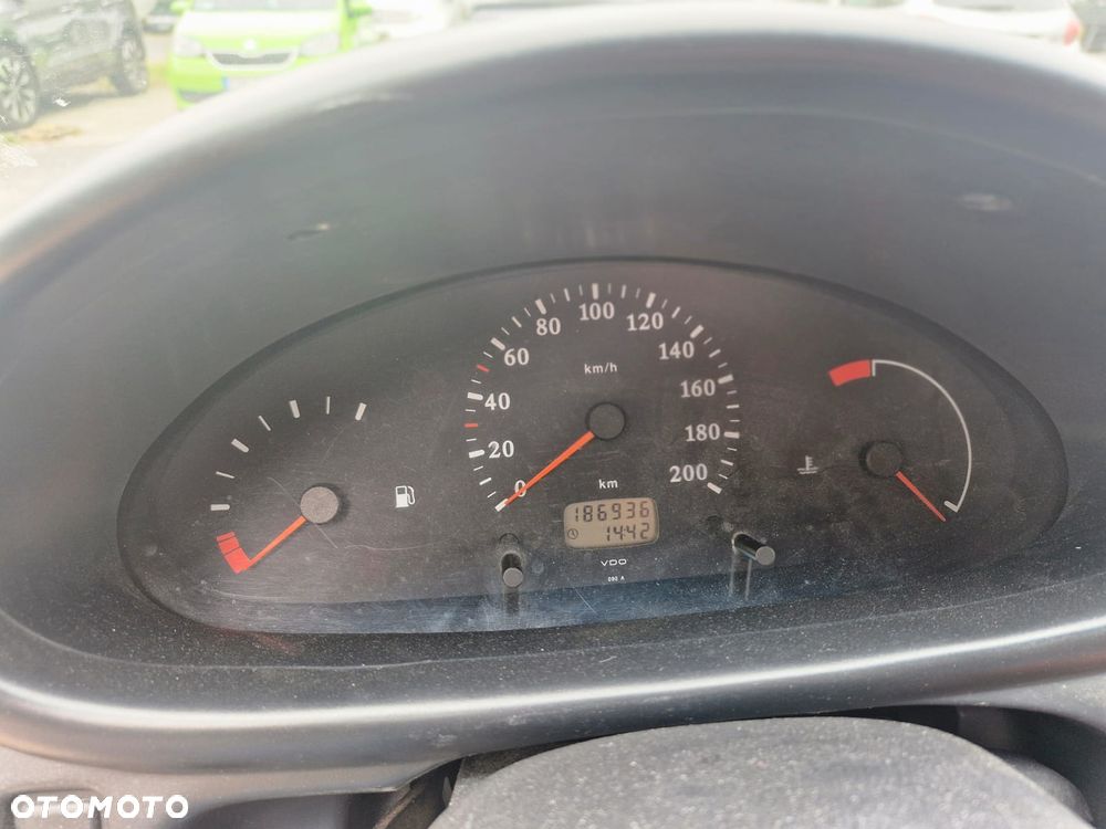 Nissan Micra 1.0 L - 23