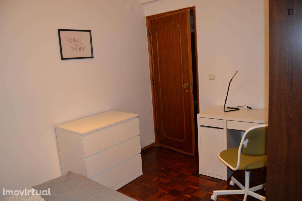 Quarto - localizado em Benfica Lisbon - Grande imagem: 4/34