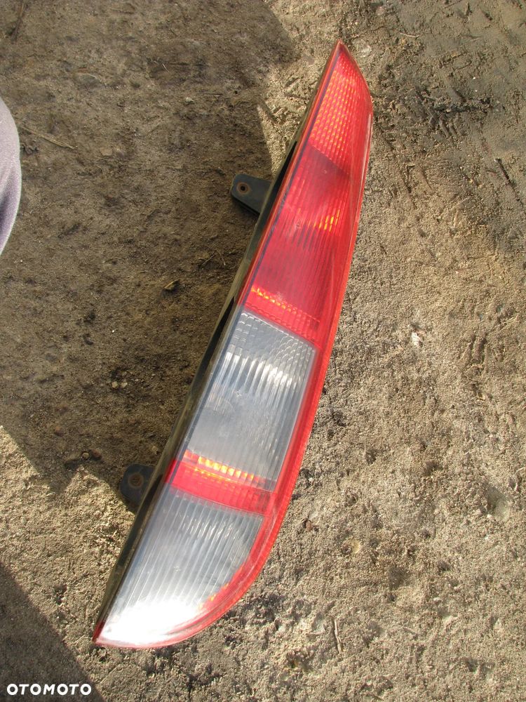 LAMPY PRAWY TYŁ FORD FOCUS MK2 KOMBI - 1