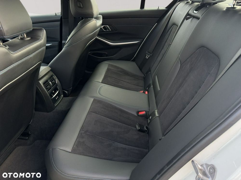 BMW Seria 3 318i M Sport - 23