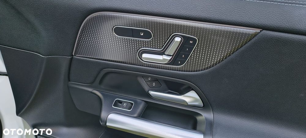 Mercedes-Benz GLA - 16