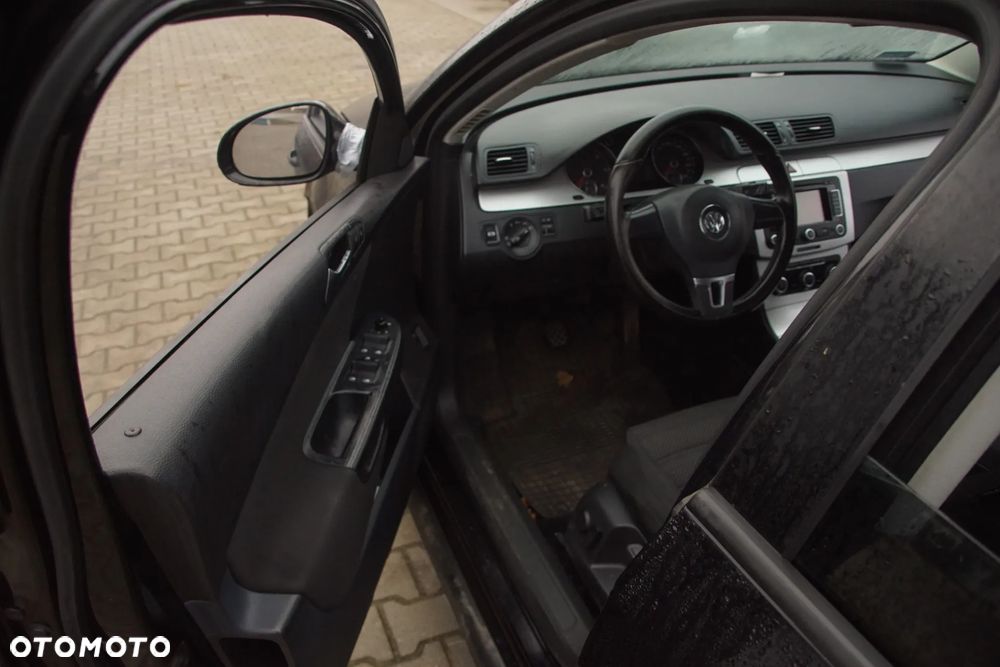 Auto na części - Volkswagen Passat B6 Lift 1.6 TDI 105 KM CAYC MDM L041 2010R Silnik Skrzynia Drzwi Maska Zderzak Błotnik Klapa Lampa Lusterko Klamka Deska Kokpit Sterownik Moduł Czujnik Licznik Kierownica Panel Wyświetlacz - 10