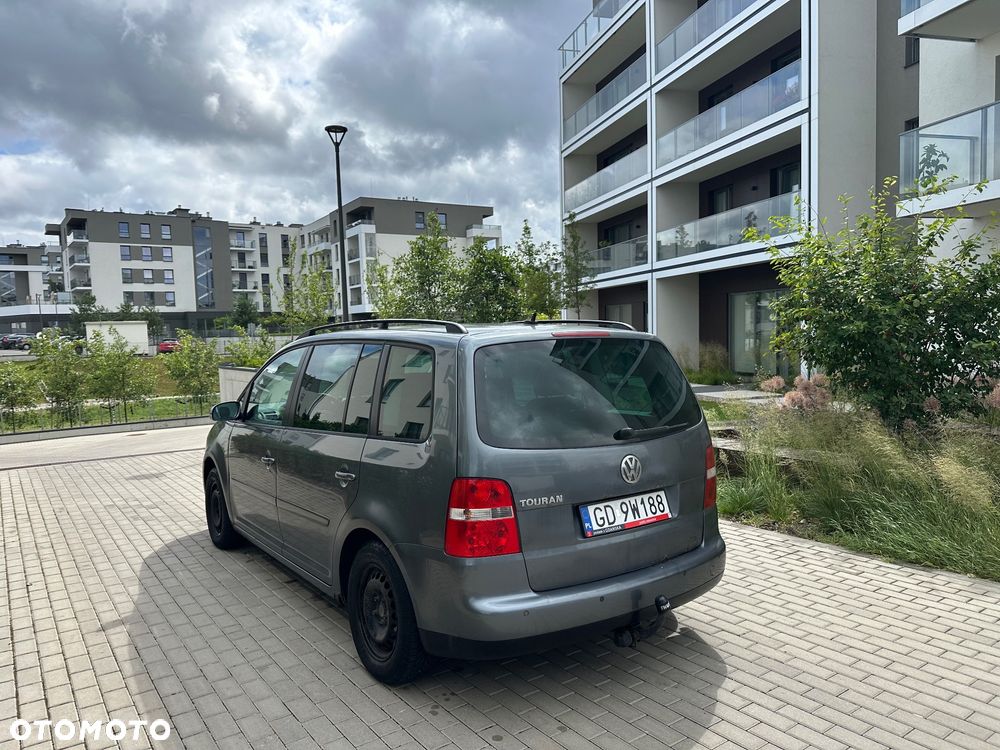Volkswagen Touran 1.9 TDI Conceptline DSG - 4