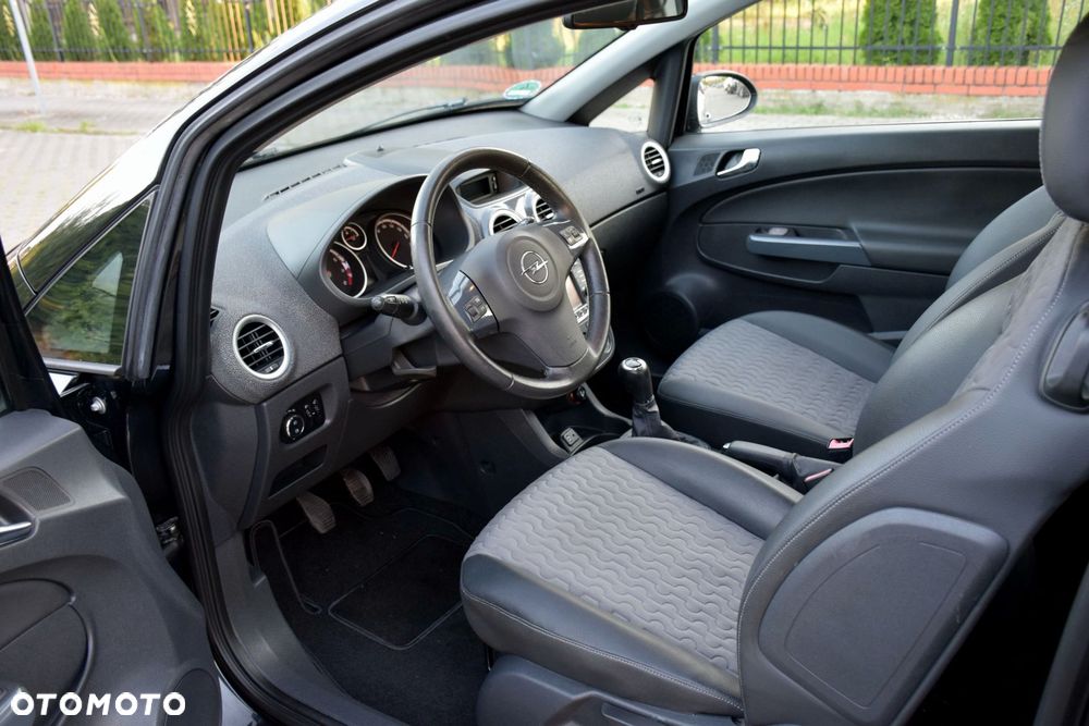 Opel Corsa 1.4 16V Cosmo - 11