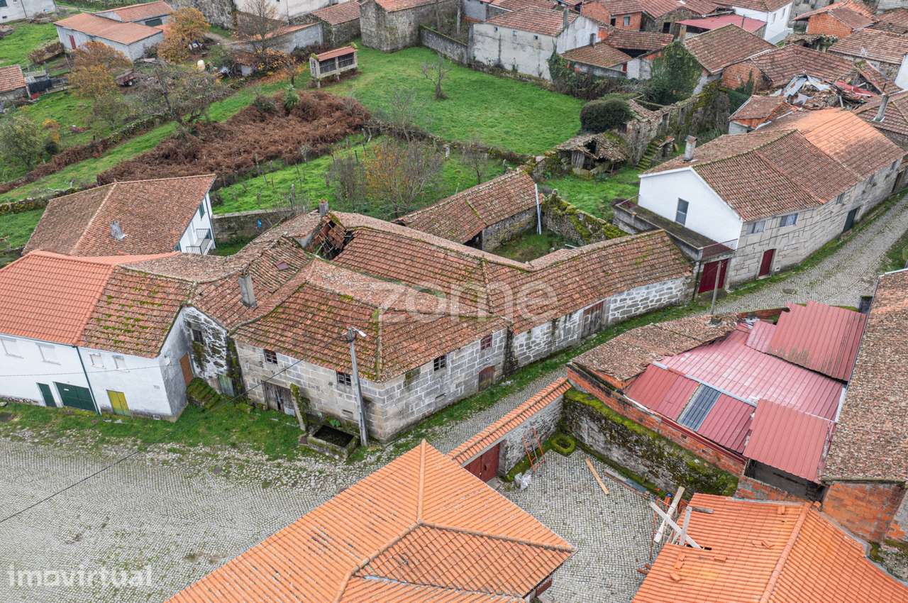 Moradia de 2 pisos com pátio para reconstruir - Ardãos, Boticas - Grande imagem: 2/15