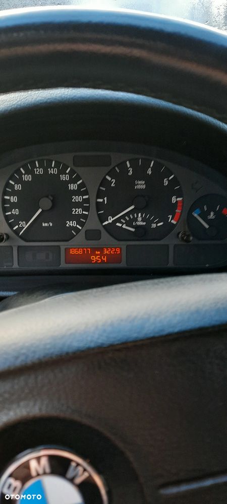 BMW Seria 3 318i - 9