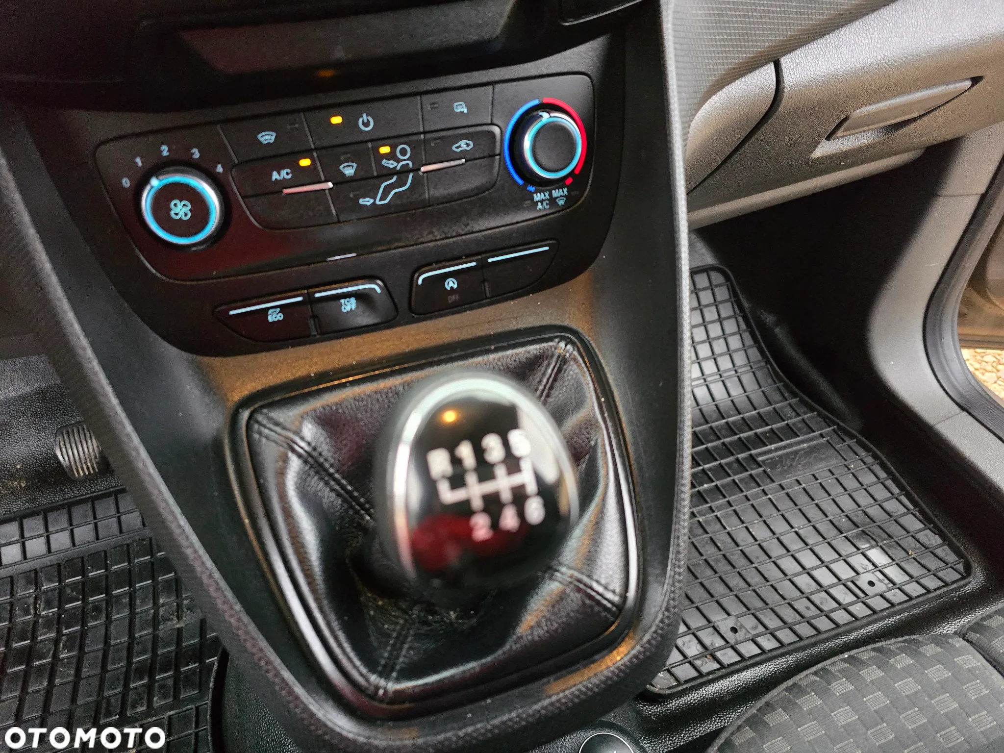 Ford TRANSIT CONNECT - 26