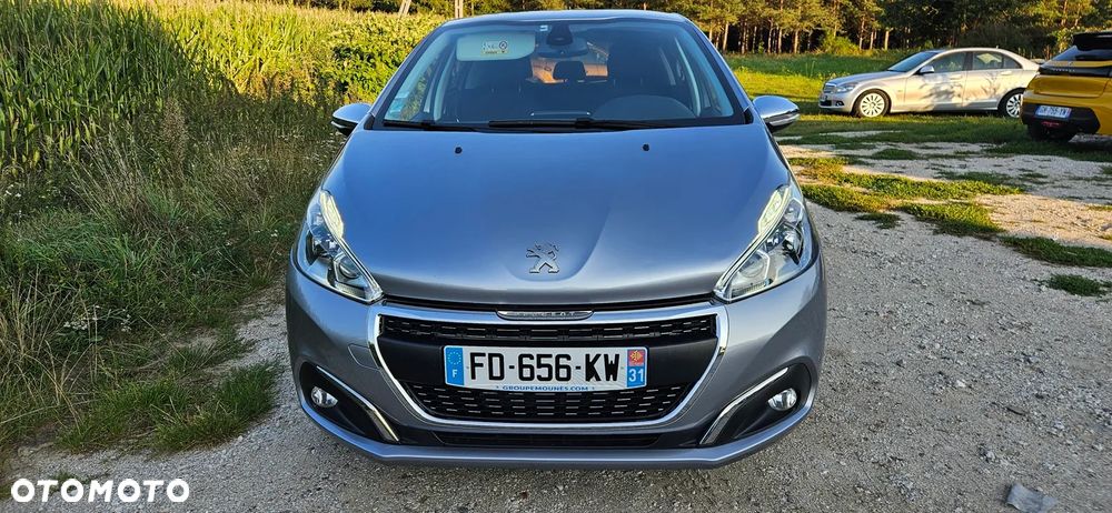 Peugeot 208 - 8