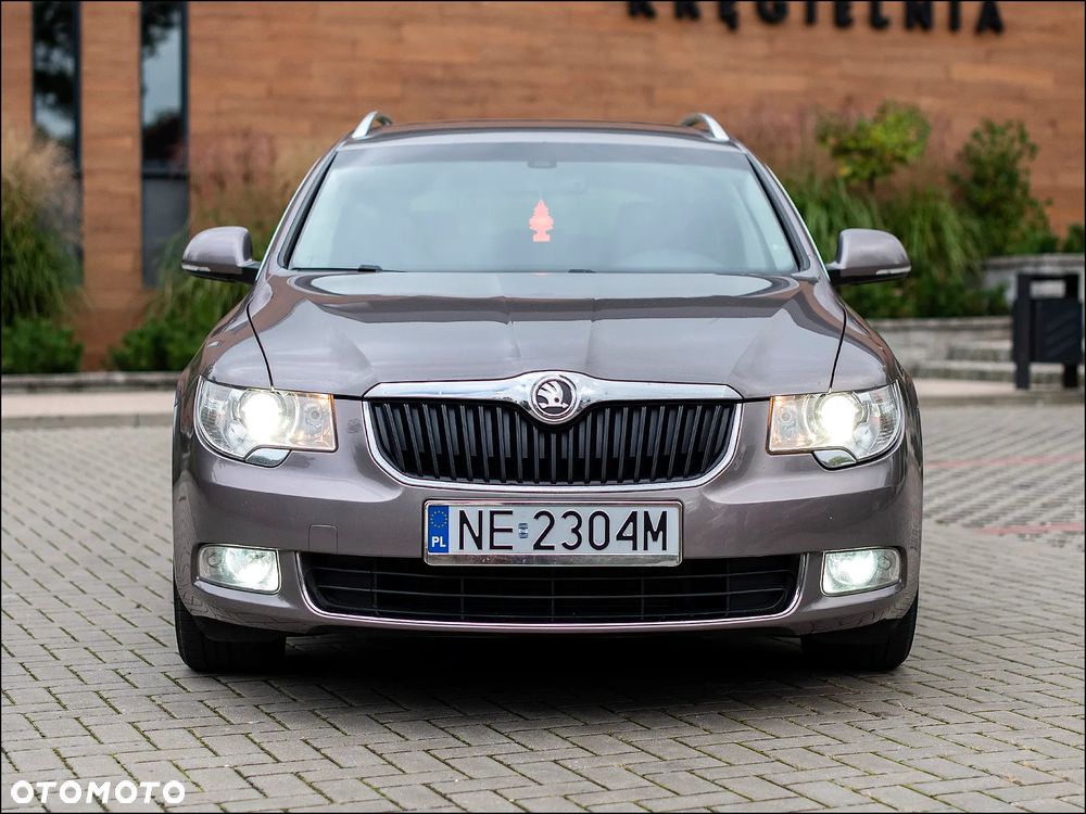 Skoda Superb 2011 photo 2