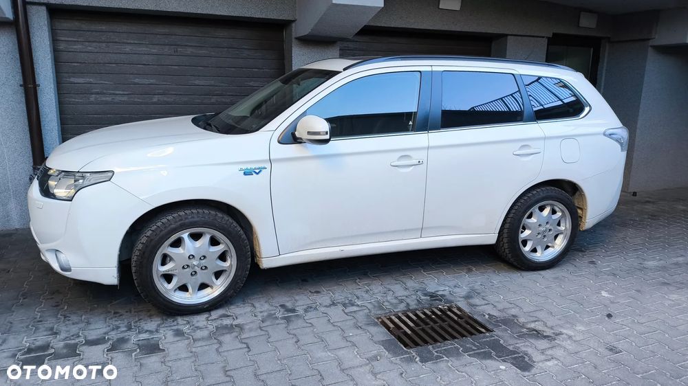 Mitsubishi Outlander Instyle NAVI + - 30